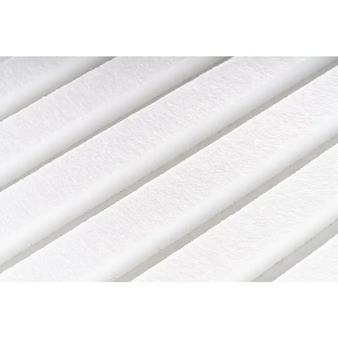 Lautloz Akustikpaneel Coverz - Weiß, 20 x 240 cm, Textil - Nahaufnahme von weißem, gefaltetem Faserfiltermaterial.