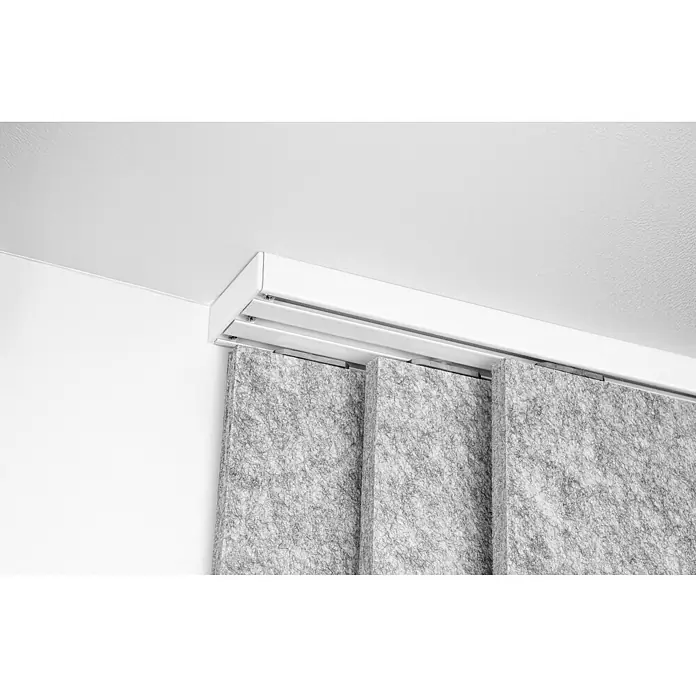 Lautloz Akustikpaneel Panelz - Anthrazit, 240 x 55 x 0,9 cm, 100 % Polyester - Weißes Deckenschienensystem mit grauen Filz-Akustikpaneelen.