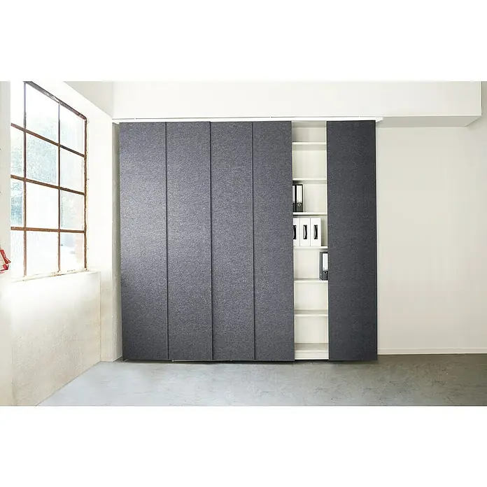 Lautloz Akustikpaneel Panelz - Anthrazit, 240 x 55 x 0,9 cm, 100 % Polyester - Graues Filz-Schiebetürsystem, teilweise geöffnet, enthüllt weiße Regale mit Aktenordnern in einem hellen Raum.