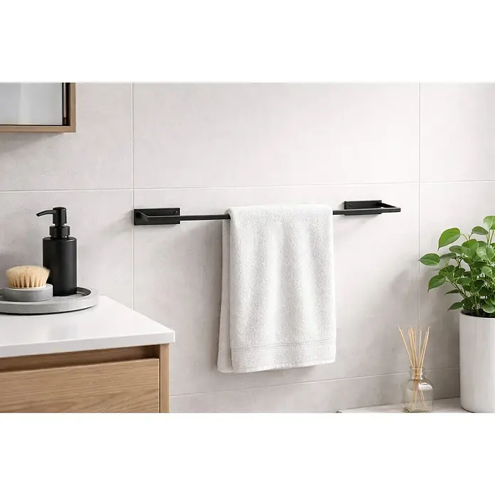 Toallero de barra Urban - Ancho: 45 cm, Negro - Toallero negro con una toalla blanca doblada.