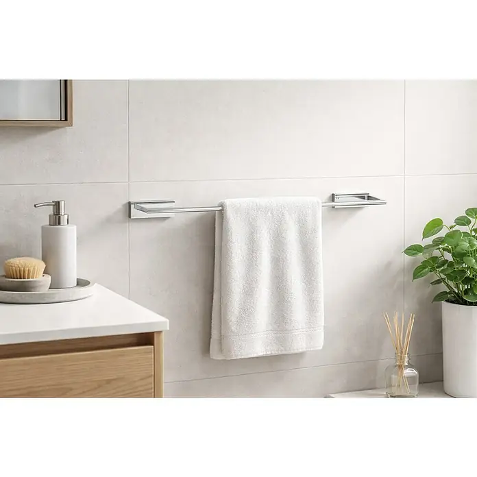 Toallero de barra Urban - Ancho: 45 cm, Cromo - Toallero cromado con una toalla blanca, montado en un baño moderno.