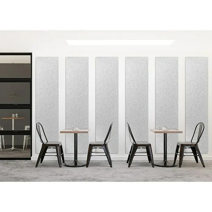 Lautloz Akustikpaneel Panelz - Hellgrau, 240 x 55 x 0,9 cm, 100 % Polyester - Graue Filz-Akustikwandpaneele vertikal in einem modernen Café installiert.