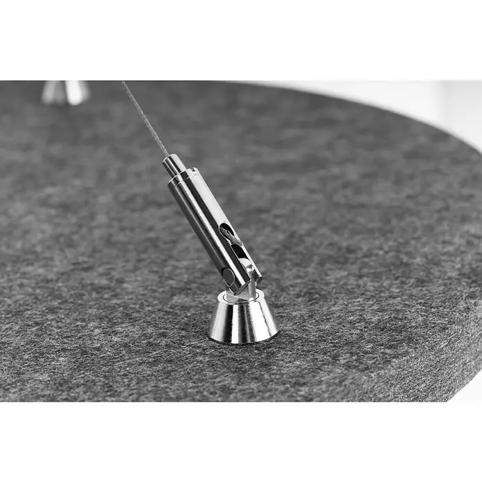 Deckenabhänger für Akustikelement - 1 Stk., Silber - Silberner Metall-Seilhalter auf grauem Filz, der einen Draht hält.