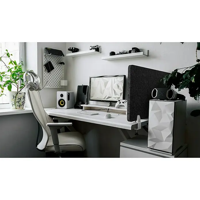 Lautloz Akustikpaneel Shapez - Anthrazit, L x B x S: 45 x 45 x 2,4 cm - Moderner weiß-grauer Gaming-Schreibtisch mit geometrischem PC-Gehäuse, Monitor, Lautsprechern und ergonomischem Stuhl.