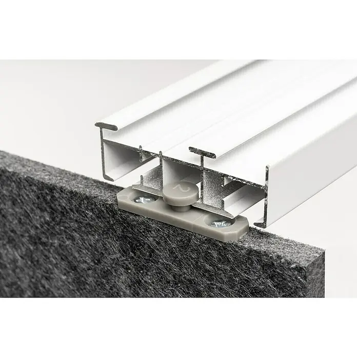 Gleiter - Weiß, Für Schienen mit 6 mm Laufkanal, 4 Stk. - Weißes Aluminiumprofil mit grauem Kunststoffclip und Schraube an dunkelgrauer Faserplatte befestigt.
