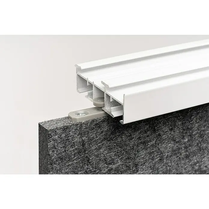 Gleiter - Weiß, Für Schienen mit 6 mm Laufkanal, 4 Stk. - Weißes Aluminiumprofil und graue Kunststoffhalterung an einer grauen Filz-Akustikplatte montiert. Modulares Trennwandsystem.