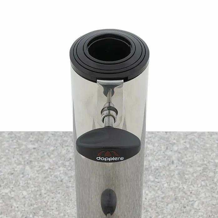 Doppler Granitschirmständer Life - 45 kg, L x B: 59 x 48,5 cm - Zylindrischer metallischer Schirmständer mit schwarzer Kunststoffplatte und schwarzem Hebel mit Doppler-Logo.