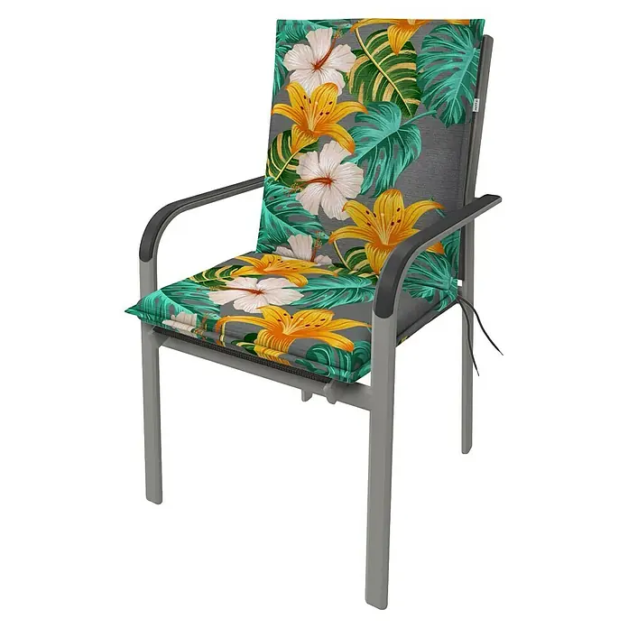 Doppler Sitzauflage Living - Niederlehner, L x B x H: 100 x 48 x 6 cm, Kunststoff, Baumwolle, Grün/Orange, Blumenmotiv - Grauer Gartenstuhl mit tropischem Blumenkissen mit gelben Lilien, weißen Hibiskusblüten und grünen Blättern.