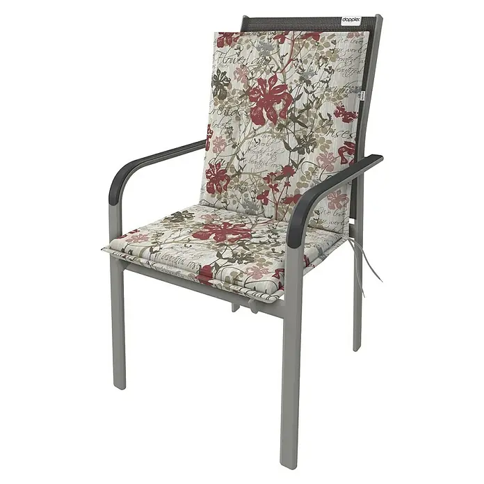 Doppler Sitzauflage Living - Niederlehner, L x B x H: 100 x 48 x 6 cm, Kunststoff, Baumwolle, Beige/Weinrot - Grauer Metall-Gartenstuhl mit schwarzen Armlehnen und einem floral gemusterten Kissen mit roten und grauen Blumen und Schrift.