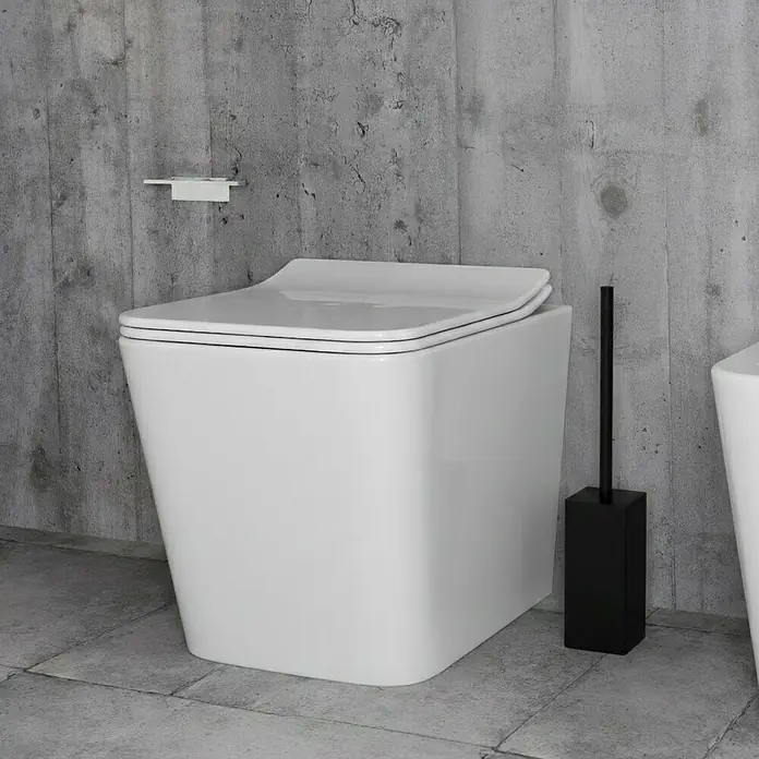 Escobillero de suelo Urban - Altura: 45 cm, Acero inoxidable, Negro - Inodoro blanco cuadrado con asiento cerrado, escobilla negra y portarrollos.