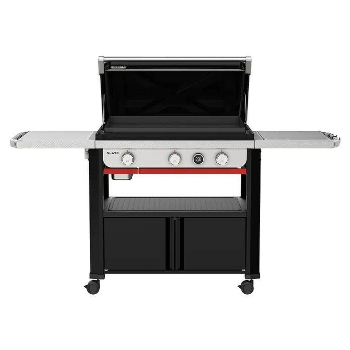 Weber Gasgrill GPD 76 - Grillfläche (B x T): 76 x 46 cm, Schwarz - Weber Slate Grillplatte mit offenem schwarzem Deckel, hellgrauen Beistelltischen, Bedienfeld mit digitaler Anzeige 230 und schwarzen Rollschränken.