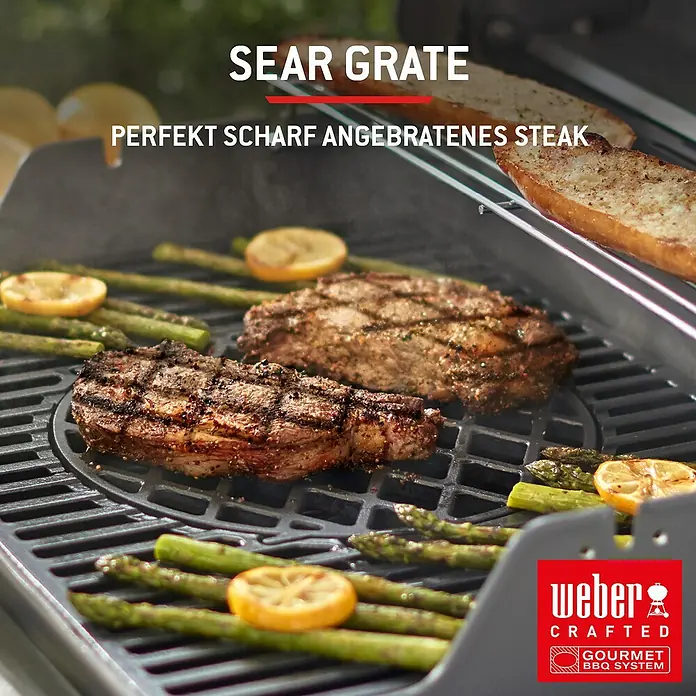 Weber Spirit Gasgrill E-435 - Grillfläche (B x T): 62 x 44 cm, 10,3 kW, Anzahl Brenner: 4 Stk. - Ein Weber Sear Grate, ein runder gusseiserner Grilleinsatz, auf dem zwei Steaks und Spargel perfekt angebraten werden.