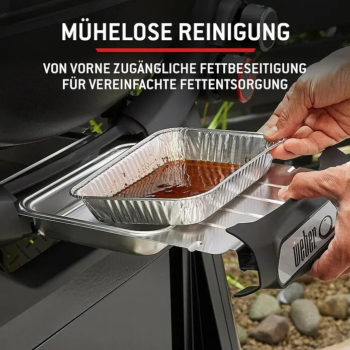 Weber Gasgrill Q 2200 N - Grillfläche (B x T): 56 x 41 cm, 4,11 kW, Anzahl Brenner: 1 Stk. - Eine Person entfernt mit einem Weber-Werkzeug eine gefüllte Fettauffangschale aus Aluminium aus einem Grill.