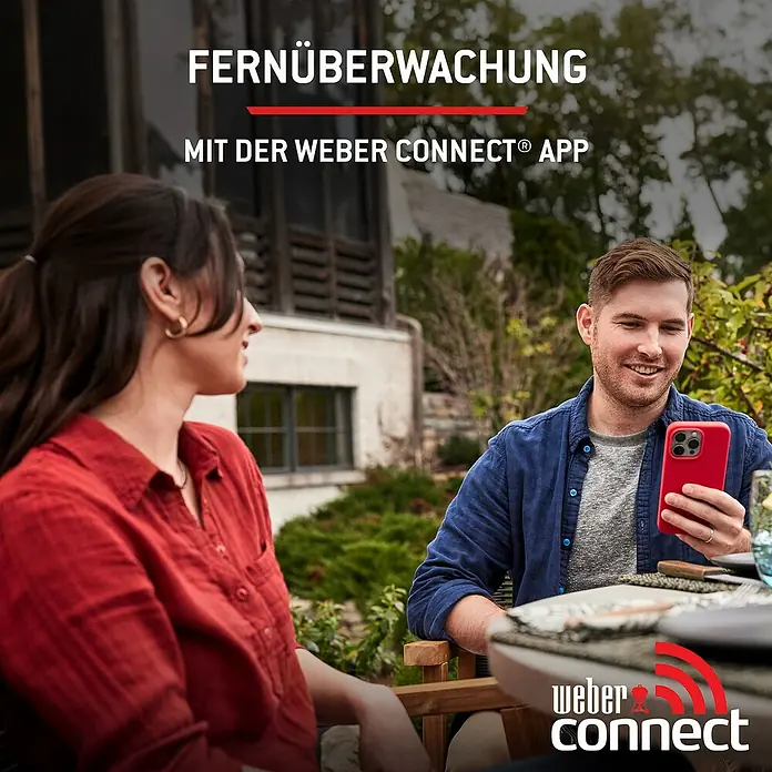 Weber Spirit Gasgrill EX-435 - Grillfläche (B x T): 62 x 44 cm, 10,3 kW, Anzahl Brenner: 4 Stk. - Ein Mann lächelt, während er im Freien auf sein Smartphone schaut, demonstriert Fernüberwachung mit der Weber Connect App.