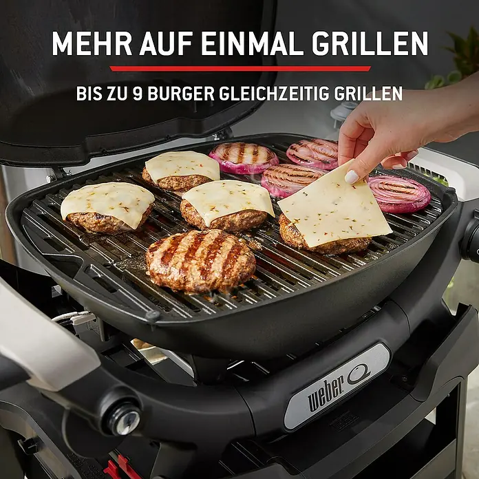 Weber Gasgrill Q 1100 N - Grillfläche (B x T): 45 x 36 cm, 2,94 kW, Anzahl Brenner: 1 Stk. - Schwarzer Weber Q Grill in Gebrauch, Burger und rote Zwiebeln werden gegrillt. Eine Hand legt Käse auf einen Burger.