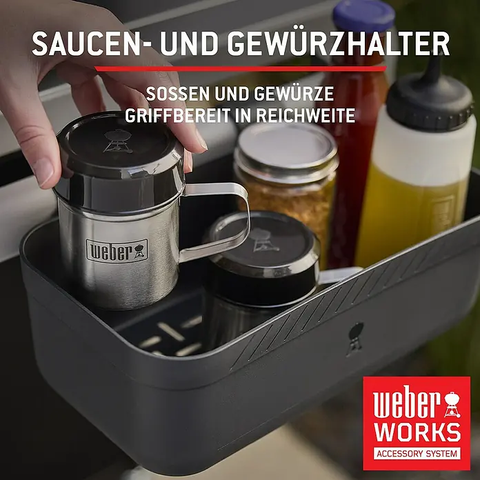 Weber Spirit Gasgrill E-435 - Grillfläche (B x T): 62 x 44 cm, 10,3 kW, Anzahl Brenner: 4 Stk. - Dunkelgrauer Saucen- und Gewürzhalter mit Edelstahlstreuern und Flaschen, griffbereit platziert.