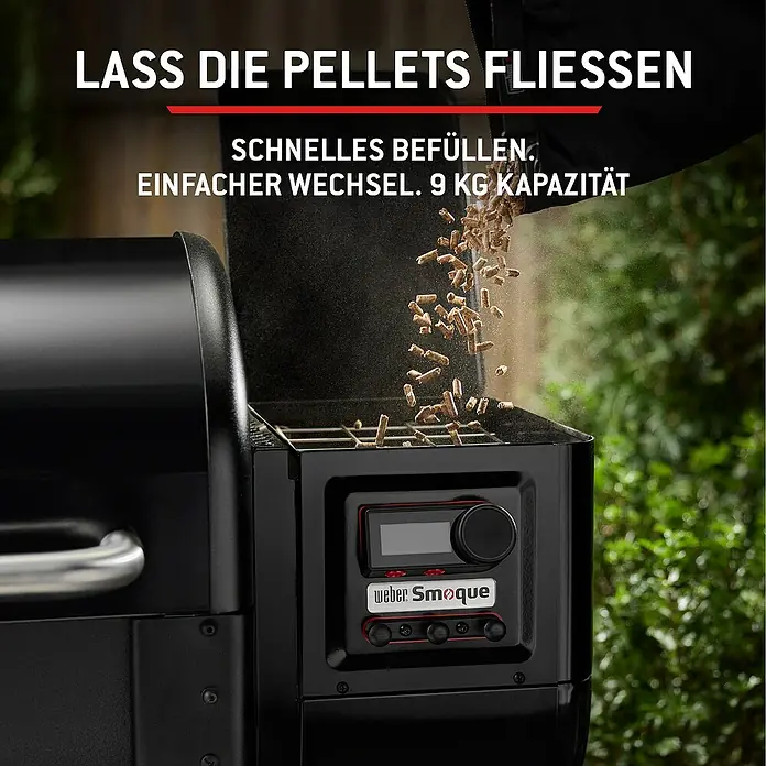 Weber Smoker Smoque - Grillfläche (B x T): 56 x 44,5 cm, Schwarz - Nahaufnahme eines schwarzen Weber Pelletgrills, in dessen Behälter Holzpellets eingefüllt werden. Das Bedienfeld zeigt 'weber Smoque'.