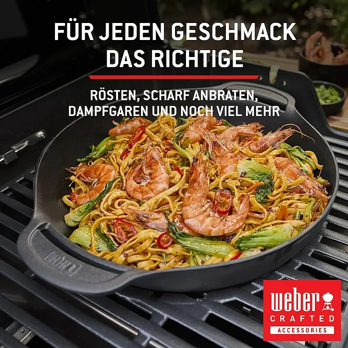 Weber Gasgrill Spirit E-325 GBS - Grillfläche (B x T): 52 x 44 cm, 9,1 kW, Anzahl Brenner: 3 Stk. - Dunkler Weber Crafted Wok auf einem Grill, gefüllt mit gebratenen Nudeln, Garnelen und Gemüse.