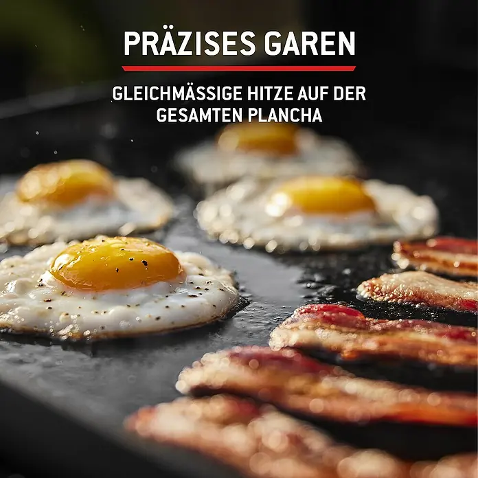Weber Plancha-Grill Slate GP 43 - Grillfläche (B x T): 43 x 41 cm, 3,7 kW, Schwarz - Spiegeleier und Speck garen auf einer heißen Plancha, was die gleichmäßige Hitzeverteilung für präzises Garen demonstriert.