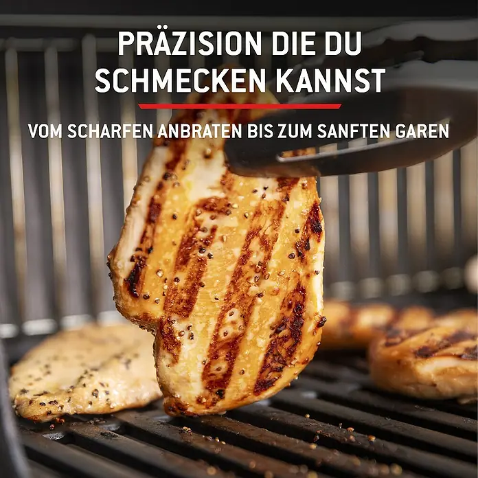 Weber Gasgrill Spirit E-335 GBS - Grillfläche (B x T): 52 x 44 cm, 9,1 kW, Anzahl Brenner: 3 Stk. - Gegrillte Hähnchenbrust mit Grillstreifen wird mit einer schwarzen Zange von einem heißen Grill gehoben, weitere Hähnchenstücke im Hintergrund.