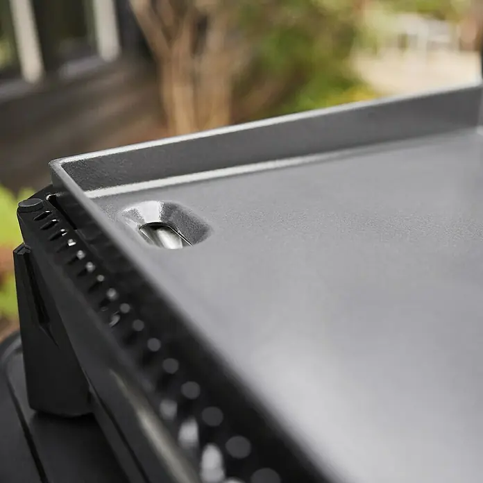 Weber Plancha-Grill Slate GPD - Grillfläche (B x T): 71 x 46 cm, 10,6 kW, Anzahl Brenner: 3 Stk. - Dunkelgraue Grillplatte mit Ablaufloch, Teil einer Outdoor-Kochstation.