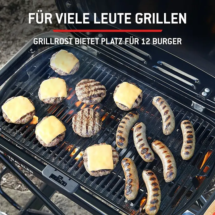 Weber Gasgrill Traveler - Grillfläche (B x T): 63 x 34 cm, 3,8 kW, Anzahl Brenner: 1 Stk. - Schwarzer Grill mit Burgern und Würstchen auf den Rosten, der viel Platz für bis zu 12 Burger bietet.