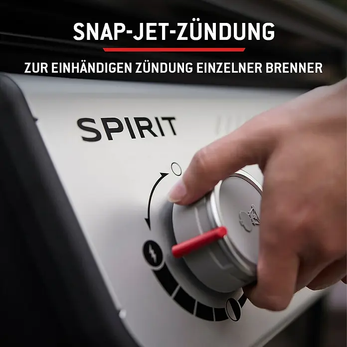 Weber Gasgrill Spirit E-335 GBS - Grillfläche (B x T): 52 x 44 cm, 9,1 kW, Anzahl Brenner: 3 Stk. - Eine Hand dreht einen silbernen Grill-Drehknopf mit rotem Indikator, demonstrierend SNAP-JET-Zündung für einzelne Brenner.