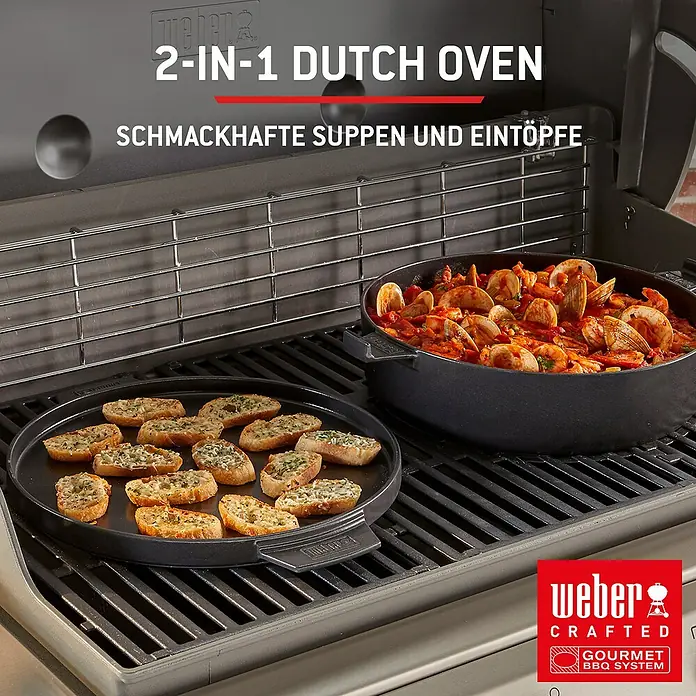 Weber Spirit Gasgrill E-435 - Grillfläche (B x T): 62 x 44 cm, 10,3 kW, Anzahl Brenner: 4 Stk. - Schwarzer Gusseisen 2-in-1 Dutch Oven auf einem Grill, in dem Topf wird Meeresfrüchteeintopf und auf dem Deckel Knoblauchbrot zubereitet.