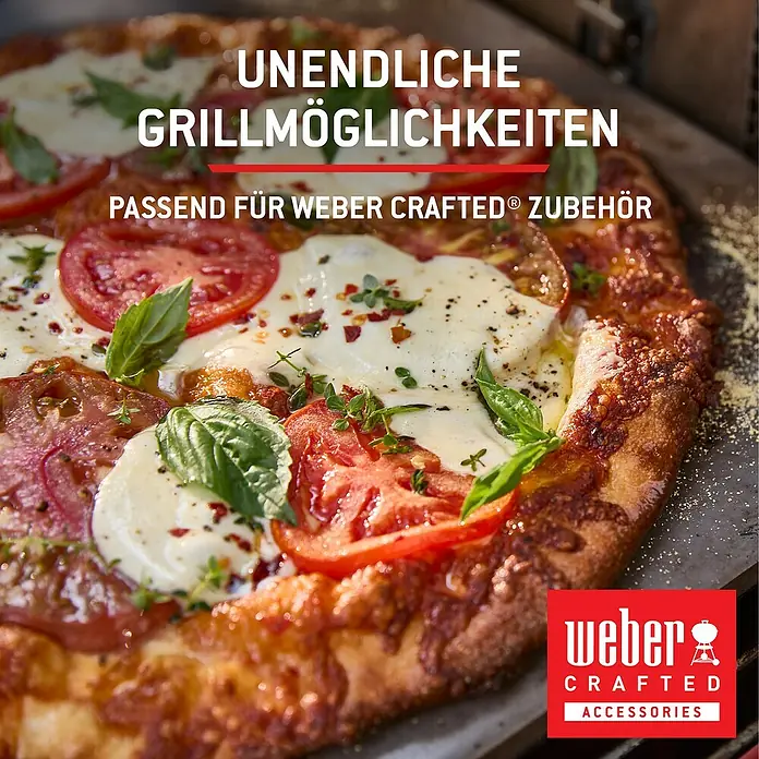 Weber Gasgrill Spirit E-210 - Grillfläche (B x T): 52 x 44 cm, 7,8 kW, Anzahl Brenner: 2 Stk. - Frisch gegrillte Pizza mit Mozzarella, Tomaten und Basilikum, die die vielseitige Nutzung von Weber Crafted Zubehör zeigt.