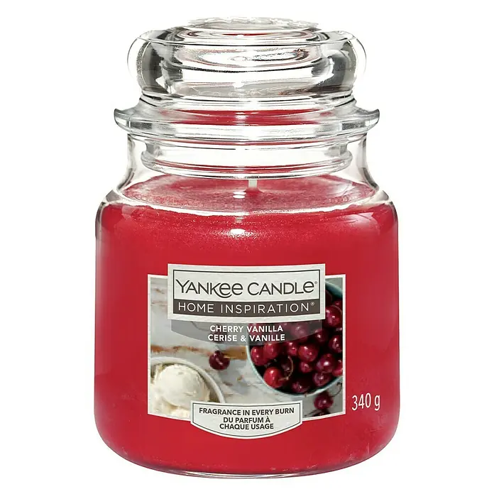 Yankee Candle Home Inspirations Duftkerze - Im Glas, Cherry Vanilla, Medium - Ein Yankee Candle Home Inspiration Glas mit Kirsch-Vanille-Duft, einladend und aromatisch.