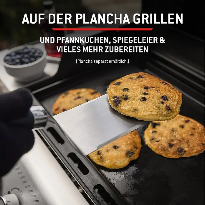 Weber Spirit Gasgrill E-435 - Grillfläche (B x T): 62 x 44 cm, 10,3 kW, Anzahl Brenner: 4 Stk. - Ein Metallwender hebt einen Blaubeerpfannkuchen von einer heißen Plancha, zeigt vielseitiges Kochen.
