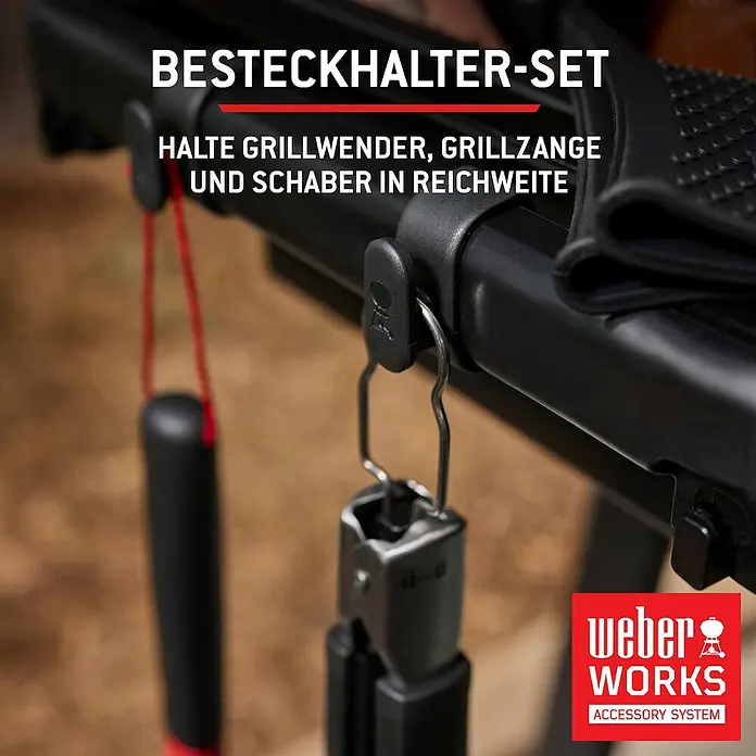 Weber Spirit Gasgrill E-435 - Grillfläche (B x T): 62 x 44 cm, 10,3 kW, Anzahl Brenner: 4 Stk. - Schwarze Weber Grillbesteckhaken an einem Grill, halten Wender und Zange griffbereit.