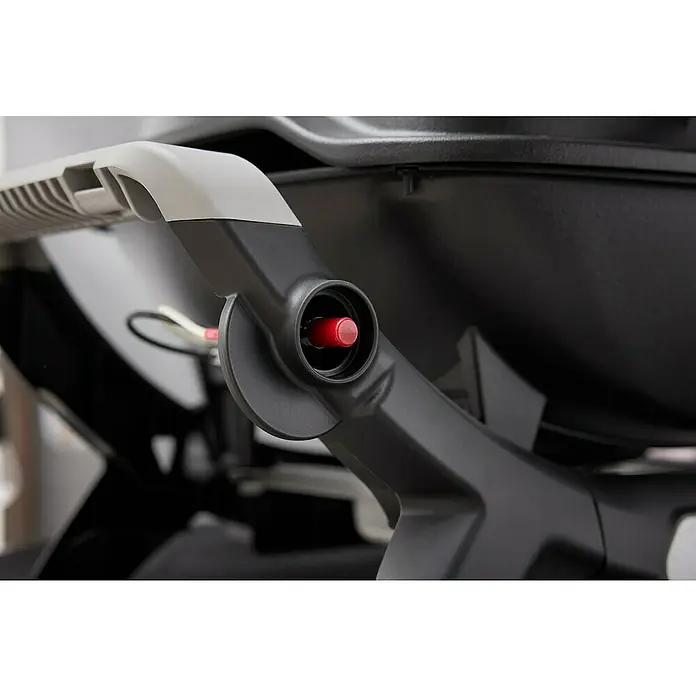 Weber Gasgrill Q 1100 N - Grillfläche (B x T): 45 x 36 cm, 2,94 kW, Anzahl Brenner: 1 Stk. - Nahaufnahme eines dunkelgrauen Grill-Seitenpanels mit hellgrauem Griff und rotem Zündknopf.