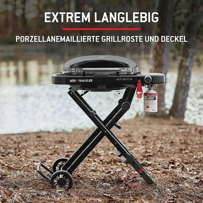 Weber Compact Gasgrill Traveler - Grillfläche (B x T): 53 x 36 cm, 3,2 kW, Anzahl Brenner: 1 Stk. - Schwarzer Weber Traveler Gasgrill mit porzellanemaillierten Rosten und Deckel, im Freien am Wasser.