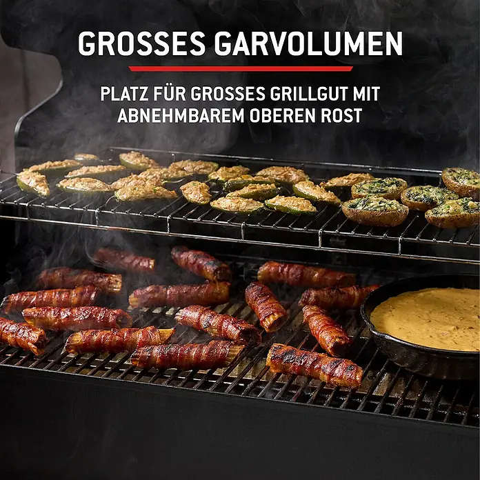 Weber Smoker Smoque - Grillfläche (B x T): 56 x 44,5 cm, Schwarz - Schwarzer Grill mit großem Garraum und abnehmbarem oberen Rost, beladen mit Grillgut.