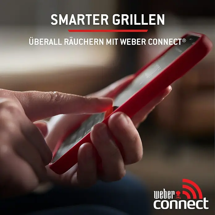 Weber Smoker Smoque - Grillfläche (B x T): 56 x 44,5 cm, Schwarz - Hände bedienen rotes Smartphone, interagieren mit Weber Connect für smartes Grillen.