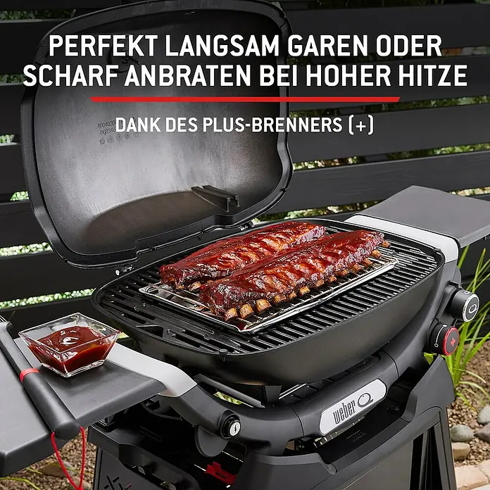 Weber Gasgrill Q 2800 N+ mit Rollwagen - Grillfläche (B x T): 56 x 41 cm, 5,25 kW, Anzahl Brenner: 2 Stk. - Schwarzer Weber Q Grill mit offenem Deckel, Rippchen werden gegart. BBQ-Soße auf dem Beistelltisch, vielseitig zum Anbraten oder langsamen Garen.