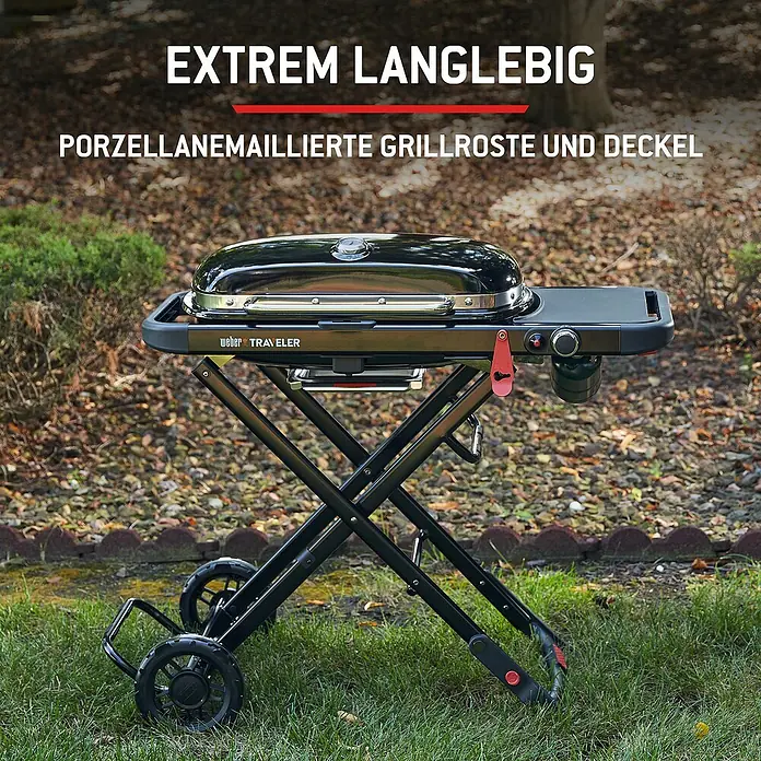 Weber Gasgrill Traveler - Grillfläche (B x T): 63 x 34 cm, 3,8 kW, Anzahl Brenner: 1 Stk. - Schwarzer Weber Traveler Gasgrill mit porzellanemaillierten Rosten und Deckel auf klappbarem Rollständer im Freien.