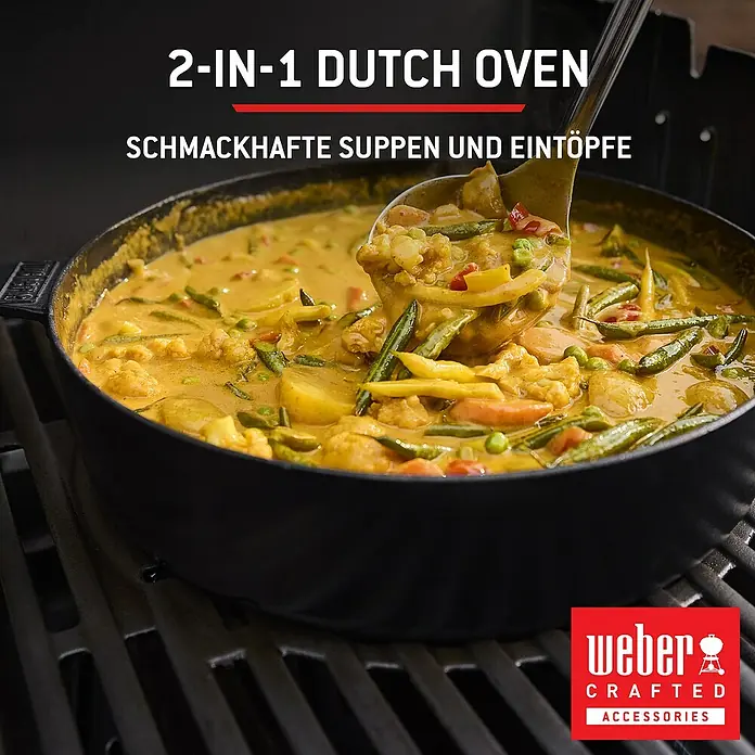 Weber Spirit Gasgrill E-435 - Grillfläche (B x T): 62 x 44 cm, 10,3 kW, Anzahl Brenner: 4 Stk. - Schwarzer 2-in-1 Gusseisen-Dutch-Oven auf einem Grill, gefüllt mit Eintopf, mit einer Kelle serviert.