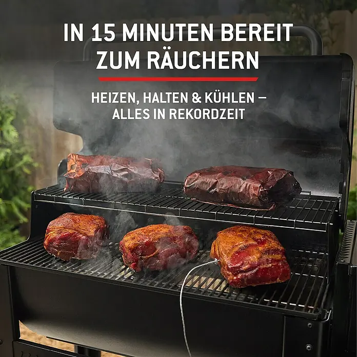 Weber Smoker Smoque - Grillfläche (B x T): 56 x 44,5 cm, Schwarz - Ein schwarzer Smoker-Grill mit mehreren Fleischstücken, die auf den Rosten garen und Rauch abgeben.