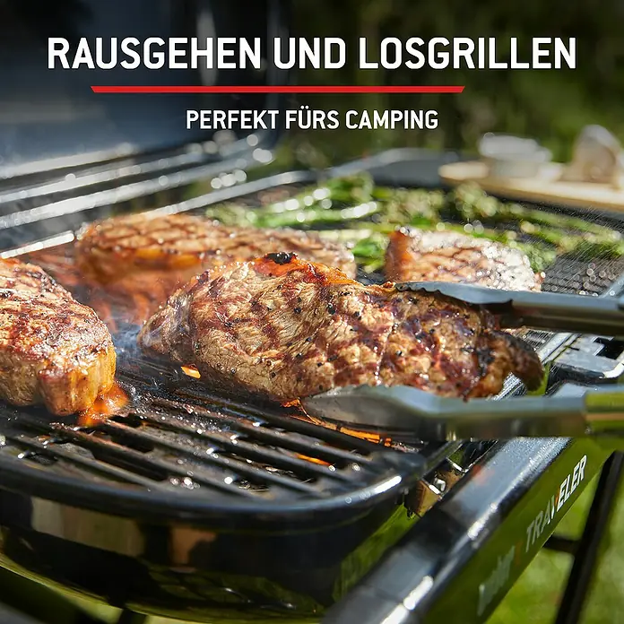 Weber Gasgrill Traveler - Grillfläche (B x T): 63 x 34 cm, 3,8 kW, Anzahl Brenner: 1 Stk. - Ein dunkler tragbarer Grill, auf dem Steaks und Spargel zubereitet werden. Zange hält ein Steak auf dem Weber Traveler, perfekt für Camping.