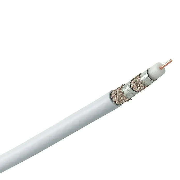 Koaxialkabel - 50 m, Weiß, Schirmungsmaß: 120 dB - Nahaufnahme eines Koaxialkabels mit weißer Ummantelung, das die inneren Schichten und den Kupferkern freilegt, ideal für TV- und Signalübertragung.