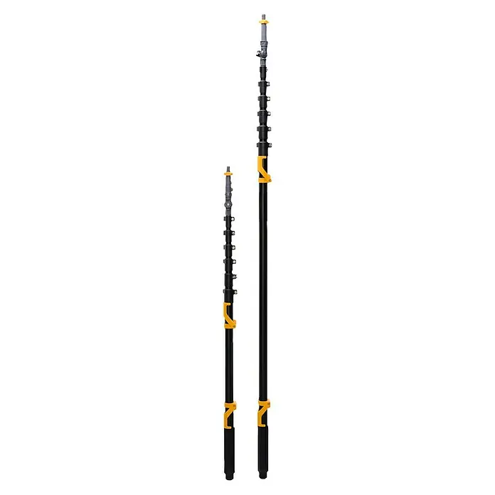 Neptun PV-  & Fassaden Reinigungsset mit verschiedenen Aufsätzen - Teleskopstiel, 120 cm - 490 cm - Zwei schwarze Teleskopstangen, eine ausgefahren und eine eingefahren, mit gelben Verschlussklemmen und grauen Verbindern.