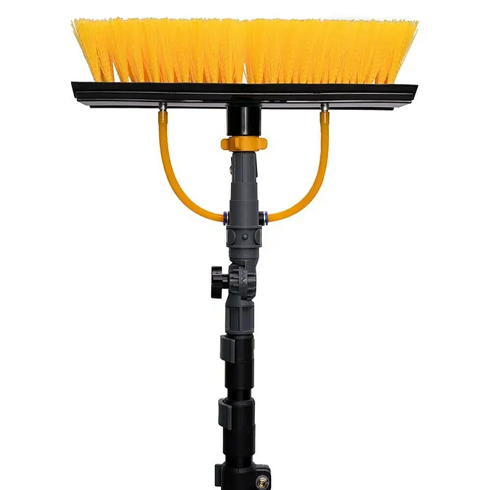Neptun PV-  & Fassaden Reinigungsset mit verschiedenen Aufsätzen - Teleskopstiel, 120 cm - 490 cm - Gelbborstige wasserführende Bürste auf schwarzem und grauem Teleskopstiel mit gelbem Schlauch.