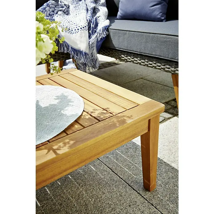 Sunfun Loungemöbel-Set Maren - 3 -tlg., Akazie/Polyrattan/Aluminium, Grau, Braun, Blau - Nahaufnahme eines modernen Akazienholz-Couchtischs im Freien mit einer runden Tischdecke, der Eleganz und Funktionalität für Ihren Außenbereich bietet.