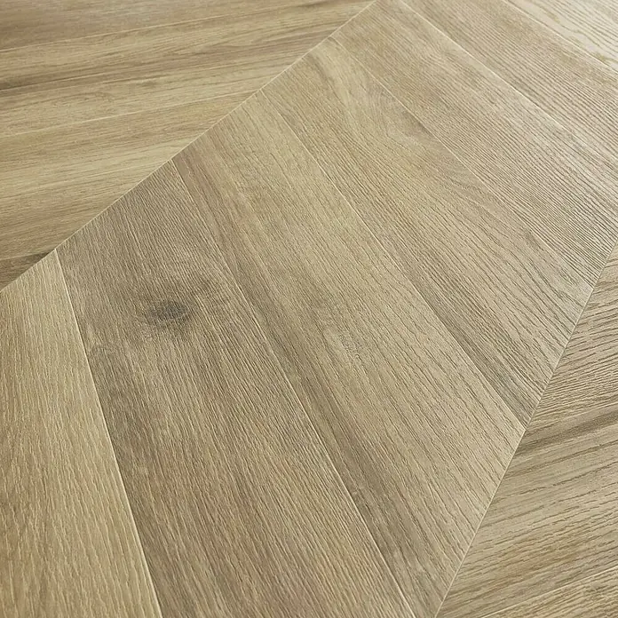 Vinylboden SPC Chevron - Tucson Eiche, 120 x 600 x 4,5 mm - Helle Naturholz-Dielen im Fischgrätmuster, die die natürliche Maserung zeigen.