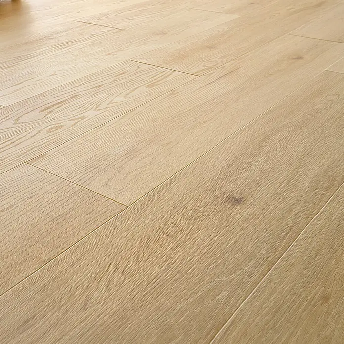 Vinylboden SPC Silent - Arvada Eiche, Landhausdiele, 1.220 x 229 x 5,3 mm - Helles Naturholzparkett mit sichtbarer Maserung, in Dielen verlegt.