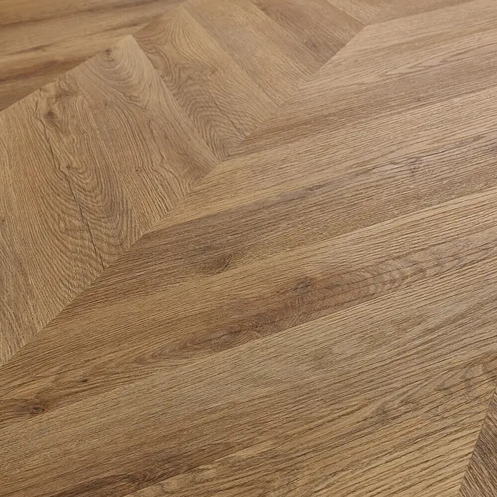 Vinylboden SPC Chevron - Garda Eiche, 120 x 600 x 4,5 mm - Heller Holzboden mit klassischem Fischgrätmuster.