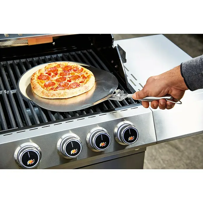Kingstone Pizzaschaufel - Länge: 55,5 cm, Silber - Ein Mann schiebt eine Pizza auf einem Pizzastein mit einem Pizzaschieber in einen Grill. Das perfekte Zubehör für leckere Pizza vom Grill.
