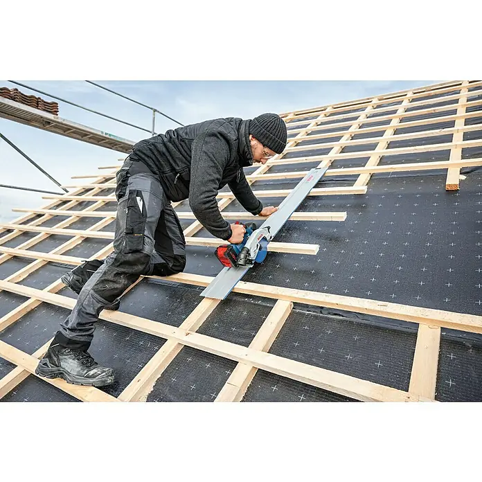 Bosch Professional Führungsschiene FSN 440 X - L x B x H: 783 x 228 x 49 mm - Eine Person schneidet mit einer Bosch-Handkreissäge und Führungsschiene präzise eine Holzlatte auf einem Dach.